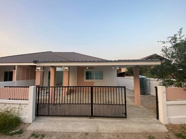 โซนสันกำแพง ขายเพียง 2.09 ล้าน บ้านสร้างใหม่ ชั้นเดียว บ้านสวย พร้อมเข้าอยู่ ใกล้ร้านหมูกระทะชื่อดัง #ใกล้ตลาดอุ๊ยทา ไปสนามบินเพียง 30 นาที