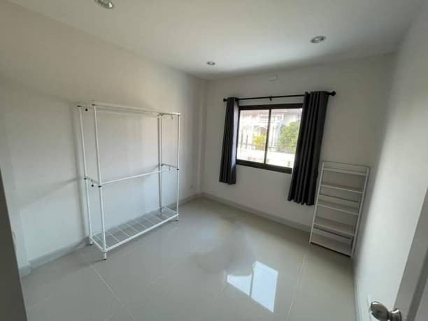 ขาย 2.6 ล้าน 26 ตรว. ทาวน์โฮม 2 ชั้น บนทำเลใกล้เมือง แยกหลุยส์ มีพื้นที่ใช้สอยเท่ากับบ้านเดี่ยว ซื้อเพื่ออยู่อาศัยหรือซื้อเพื่อปล่อยเช่าได้