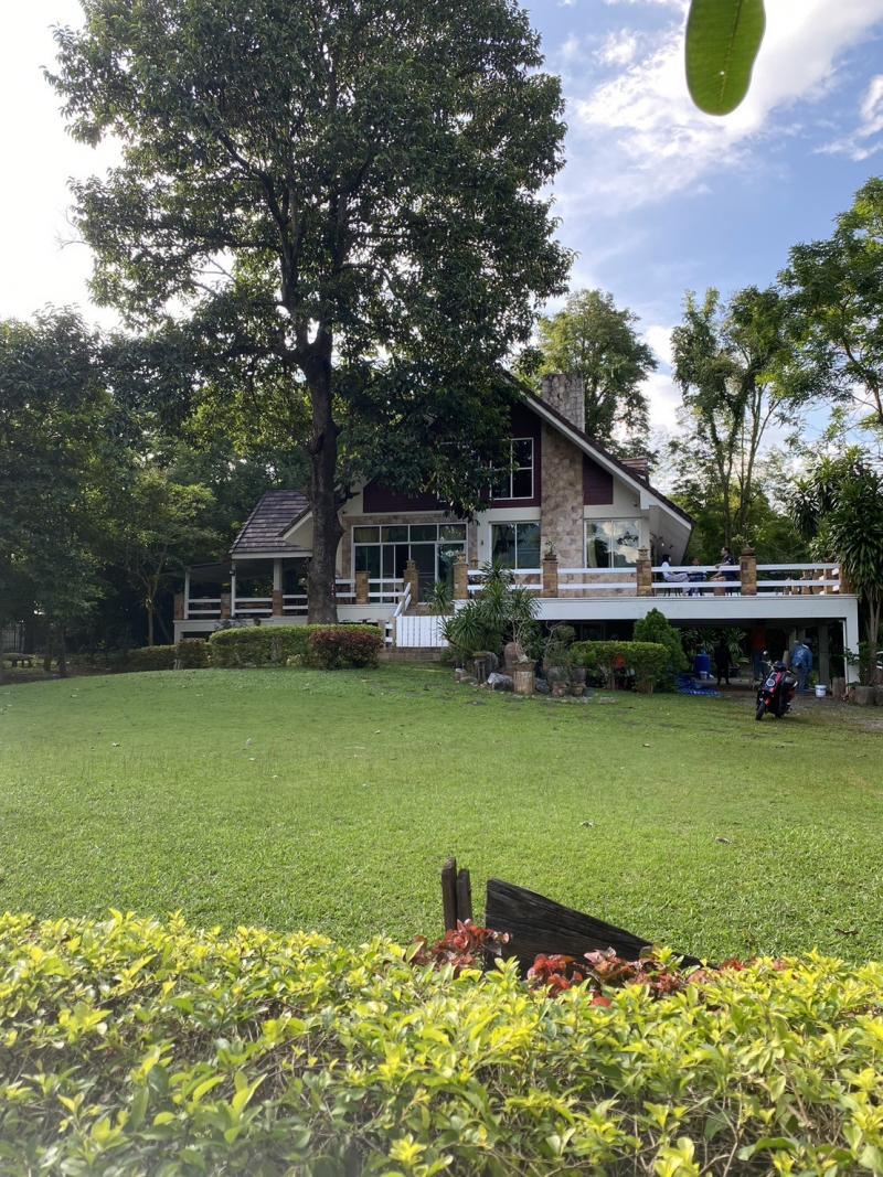 ขายที่ดินพร้อมบ้านย่านเขาใหญ่ เนื้อที่ 2ไร่ ใกล้วัดเหวปลากั้ง ที่ดินโฉนดครุฑแดงไม่ทับพื้นที่ป่า100%บ้านสไตล์อเมริกันคันทรี่ ถนน น้ำ ไฟพร้อม ที่สวย ทำเลดีราคาขาย 24,000,000 บาทที่ตั้ง ถนน1016 ตำบล หมูสี อำเภอปากช่อง นครราชสีมา 30130ติดต่อ : คุณภัสพงณ์ 0634098164 ,0813987741Line : deedaa23เนื้อที่ 2 ไร่ บ้านตากอากาศบ้านสไตล์อเมริกันคันทรี่ พร้อมอยู่ โอ่โถงโล่งสบายด้วยพื้นที่ใช้สอย 500 ตร.ม.แหล่ง�