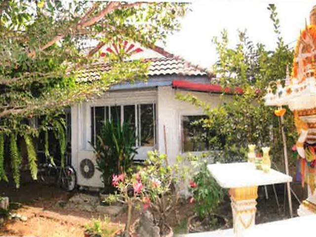 รายละเอียดเพิ่มเติมCode ID : PAP-3-0499 ราคาขาย      3,636,600 บาท- ขนาดพื้นที่ : 126.30 ตร.ว (1 งาน / 26.30 ตร.ว)- พื้นที่ใช้สอย :   116 ตรม.- จำนวนห้อง : - ห้องนอน - ห้องน้ำ- ที่จอดรถ :  1-2 คัน- บ้านเดี่ยว :   1 ชั้น- บ้านเดี่ยวหันทางทิศ : -พิกัดทรัพย์ :      https://maps.app.goo.gl/Euxdki93VTf33u7Y6สถานที่ใกล้เคียง- ใกล้ดรีมเวิลด์- ใกล้ตลาด ดีดี มาร์เช่- ใกล้มาร์เก็ตวิลเลจ รังสิต- ใกล้โลตัส รังสิต-นครนายก คลอง 4สอบถามเพิ่มเติม/นัดชมโทร. 097-419-5982(พลอย