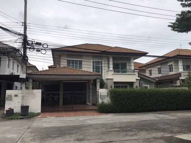 รายละเอียดเพิ่มเติมCode ID : PAP-7-0519 ราคาขาย    3,400,000 บาท- ขนาดพื้นที่ : 53.10 ตร.ว- พื้นที่ใช้สอย :   221.95 ตรม.- จำนวนห้อง : - ห้องนอน - ห้องน้ำ- ที่จอดรถ :  1-2 คัน- บ้านเดี่ยว :   2 ชั้น- บ้านเดี่ยวหันทางทิศ : -พิกัดทรัพย์ :      https://maps.app.goo.gl/kyRntSSMhZNkH3Jz8สถานที่ใกล้เคียง- ใกล้ตลาด ดีดี มาร์เช่- ใกล้ตลาดพระรูปคลอง2- ใกล้มาร์เก็ตวิลเลจ รังสิต- ใกล้โลตัส รังสิต-นครนายก คลอง 4สอบถามเพิ่มเติม/นัดชมโทร. 097-419-5982(พลอย)โทร. 096-932-