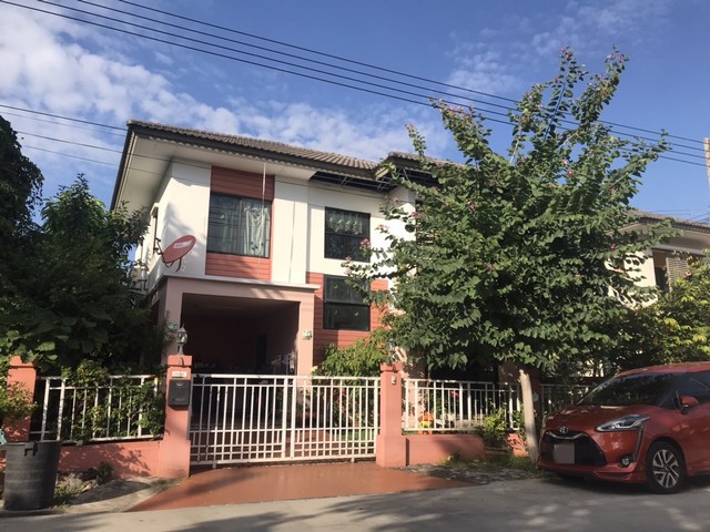 รายละเอียดเพิ่มเติมCode ID : PAP-5-0244ราคาขาย     3,300,000 บาท- ขนาดพื้นที่ : 50.30 ตร.ว- พื้นที่ใช้สอย : 151.71 ตรม.- จำนวนห้อง : - ห้องนอน - ห้องน้ำ- ที่จอดรถ : 1-2 คัน- บ้านเดี่ยว : 2 ชั้น- บ้านเดี่ยวหันทางทิศ : -พิกัดทรัพย์ : https://maps.app.goo.gl/iXrkHuWkWMLCkkX36สถานที่ใกล้เคียง- ใกล้ตลาดกลางลาดสวาย- ใกล้ตลาดเอซี ลำลูกกา คลอง 4- ใกล้บิ๊กซี ลำลูกกา 2 (ลำลูกกา คลอง 4)- ใกล้บิ๊กซี เพลส ลำลูกกา คลอง 5สอบถามเพิ่มเติม/นัดชมโทร. 097-419-5982(พลอ