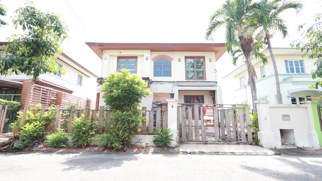   รายละเอียดเพิ่มเติม Code ID : AJ 0053  ราคาขาย 3,895,000  บาท- ขนาดพื้นที่ :   53 ตารางวา- พื้นที่ใช้สอย :  - - จำนวนห้อง :   3 ห้องนอน 2 ห้องน้ำ- ที่จอดรถ :   1    คัน- บ้านหันทางทิศ : พิกัดทรัพย์ : https://maps.app.goo.gl/kcu9b4TRrch2FGYf6    สถานที่ใกล้เคียง- ใกล้โรงเรียน เซ็นต์ มารีอา มีนบุรี- ใกล้โรงเรียนวัดทองสัมฤทธิ์, วัดทองสัมฤทธิ์ - ใกล้วิทยาลัยเทคนิค กาญจนาภิเษก มหานคร- ใกล้โรงเรียนนาดาวิทยาทาน สอบถามเพิ่มเติม/นัดชม�