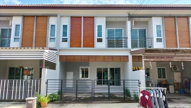   รายละเอียดเพิ่มเติม Code ID : D092  ราคาขาย 2,185,000  บาท- ขนาดพื้นที่ :   23.4 ต.ร.ว- พื้นที่ใช้สอย :   198- จำนวนห้อง :   3 ห้องนอน 3 ห้องน้ำ- ที่จอดรถ :   1    คัน- บ้านหันทางทิศ : - พิกัดทรัพย์ : https://maps.app.goo.gl/ZSGEhvsA4ZAzT7EB8    สถานที่ใกล้เคียง- ใกล้บิ๊กซี, โลตัส, ห้างไอเพลส,- ใกล้มหาวิทยาลัยเทคโนโลยีพระจอมเกล้าคุณทหารลาดกระบัง, - ใกล้มหาวิทยาลัยเทคโนโลยีมหานคร- ใกล้นิคมอุตสาหกรรมลาดกระบัง สอบถามเพิ่มเติม/นัดชม