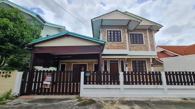   รายละเอียดเพิ่มเติม Code ID : AP 0050  ราคาขาย 2,318,000  บาท- ขนาดพื้นที่ :   40 ต.ร.ว.- พื้นที่ใช้สอย :   -- จำนวนห้อง :   3 ห้องนอน 2 ห้องน้ำ - ที่จอดรถ :  1     คัน- บ้านหันทางทิศ : - พิกัดทรัพย์ :  https://maps.app.goo.gl/gLJwhUjcmiXqysMV8    สถานที่ใกล้เคียง- ใกล้Lotus โกเฟรซ- ใกล้โรงเรียนเตรียมอุดมศึกษาพัฒนาการสุวรรณภูมิ,  - ใกล้วัดบึงบัว,- ใกล้ตลาดนัด วีมาร์เก็ต สอบถามเพิ่มเติม/นัดชมโทร. 097-419-5982(พลอย)โทร. 096-932-4624(ออมสิน)Line : @panaya (มี@ด้านหน้�