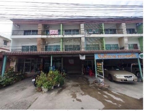   รายละเอียดเพิ่มเติม Code ID : PCI06576  ราคาขาย 2,700,000  บาท- ขนาดพื้นที่ :  21 ตรว.  - บ้านหันทางทิศ : ตะวันออกเฉียงเหนือ พิกัดทรัพย์ : https://maps.app.goo.gl/cnP5GJfW8YirDx3H6    สถานที่ใกล้เคียง- ใกล้ ตลาดใหม่หนองก้างปลา- ใกล้ โรงพยาบาลปิยะเวชช์ บ่อวิน- ใกล้ โรบินสัน ไลฟ์สไตล์ บ่อวิน- ใกล้ โลตัส บ่อวินสอบถามเพิ่มเติม/นัดชมโทร. 097-419-5982(พลอย)โทร. 096-932-4624(ออมสิน)Line : @panaya (มี@ด้านหน้า)ปรึกษาสินเชื่อฟรี One Stop Service ดูแลตั้งแต่ต้น�