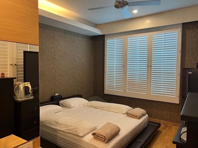  สนใจติดต่อ K.เกด (เจ้าของห้อง)  โทร/ไลน์ไอดี = 081-921-9866 https://line.me/ti/p/WISAZ4zjQgให้เช่า‼️ คอนโด The Empire Place สาทร  #ใกล้BTSช่องนนทรี แค่ 5 นาทื ขนาด 108 ตร. แบบ Duplex 2 ชั้น ( ชั้น 8  ) ให้ความเป็นส่วนตัวเหมีอนบ้านเดี่ยว  ใกล้โรงเรียน ใกล้โรงพยาบาล ใกล้ซุปเปอร์มาร์เก็ต ใกล้ห้างสรรพสินค้า  มีร้านอาหารอยู่บริเวรรอบๆ  มีตลาดนัดกลางวัน  เช่าเพียง 48,000 บ/เดือน #เจ้าของปล่อยเช่าเอง  สิ่งอำนวยยความสะดวกครบครั