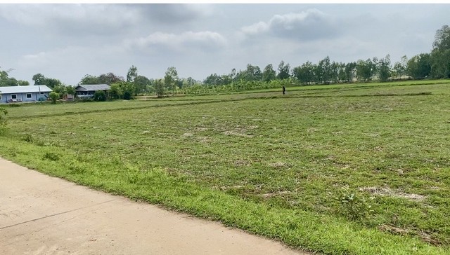 ขายที่ดินขนาด 4 ไร่ 1 งาน อำเภอเมืองจังหวัดสุรินทร์  ทำเลสวยมากๆ#รายละเอียดและที่ตั้งทรัพย์-ที่ดินโฉนดขนาด 4 ไร่ 1 งาน ตั้งอยู่ ตำบลแสลงพันธ์ อำเภอเมือง จังหวัดสุรินทร์-ทำเลสวยมากห่างจากตัวเมืองสุรินทร์เพียง 6 กิโลเมตร-อยู่ในเขตชุมชน น้ำไฟพร้อมสะดวกสบาย-ติดถนนเลี่ยงเมืองเพียง 1.5 กิโลเมตร-ที่ดินติดถนนล้อมรอบทั้งด้านหน้าด้านข้างและด้านหลัง-อยู่ติดสระน้ำสา