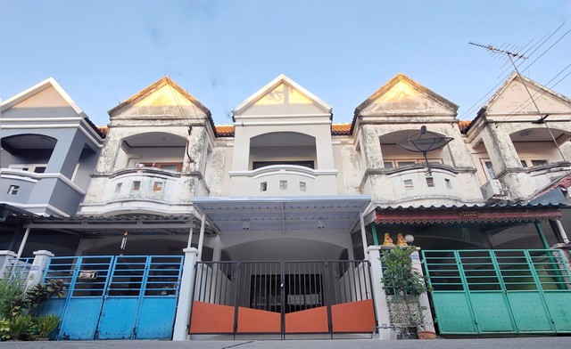  ม.ศิริทรัพย์ ทำเลรังสิต-บางพูน เนื้อที่ 16 ตร.ว.3 ห้องนอน 2 ห้องน้ำ 1 ที่จอดรถหมู่บ้านศิริทรัพย์-บางพูน : https://maps.app.goo.gl/oRktiahyBBRVSUuZ8รายละเอียดทรัพย์- หมู่บ้านศิริทรัพย์ (ซอยวัดบางพูน)- ถนนเมน- บ้านเลขที่ 15/164  หมู่บ้าน ศิริทรัพย์ บางพูน-ปทุมธานี ตำบลบางพูน อำเภอบางพูล ปทุมธานี- อายุบ้าน 29 ปี- หน้าบ้านหัน   ทิศตะวันตกเฉียงใต้  เดินทางสะดวกใกล้ทางด่วนบางพูน แนวรถไฟฟ้าสายสีแดงใกล้ตล