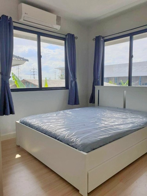 เลียบมอเตอร์เวย์ลำลูกกา-รังสิตคลอง5ไม่เคยอยู่ ให้เช่า บ้านเดี่ยวหรู 2 ชั้น เฟอร์ครบ ถนนกว้าง 12 ม  52ตรว. 3นอน 2น้ำ 1ห้องครัว คณา