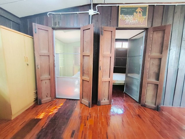 ขายบ้านไม้ 1 ชั้น ยกถุนสูง พิกัดข้างศาลจังหวัดพิษณุโลก ใกล้สี่แยกไฟแดงป้อมหมวกเหล็ก ต.ในเมืองพิษณุโลก