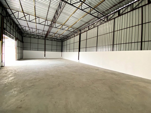 BS1304ให้เช่าโกดังสร้างใหม่ พื้นที่ 680 ตรม.ซอยลาดพร้าว 101 ใกล้เลียบด่วนรามอินทรา เหมาะทำคลังสินค้าค่าเช่า 102,000 บาทต่อเดือน (ราคาเช่า 150 บ/ตรม./ด) มัดจำ 2 + ล่วงหน้า 1 เดือนไม่มีค่าส่วนกลาง น้ำ/ไฟ คิดตามจริงติดต่อ : คุณพร 0938091444 (เบอร์นี้แอดไลน์ได้คะ),โทร 0939833259ID Line : henghengpaulaรหัสประกาศ BS1304อาคารหลังนี้อยู่ในระหว่างการก่อสร้าง คาดการณ์ว่าจะเสร็จช่วงสิ้นเดือน มีนาคม 2567 รูปภาพโกดังที่ลง