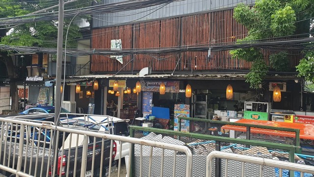 รหัสC6053 ให่เช่าอาคารพาณิชย์ 3ชั้น 4คูหา ริมถนนศรีนครินทร์ เหมาะกับธุรกิจหลายประเภท ที่จอดรถหลายคัน