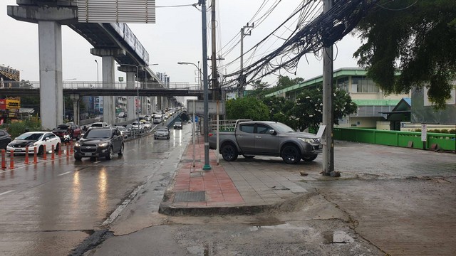 รหัสC6053 ให่เช่าอาคารพาณิชย์ 3ชั้น 4คูหา ริมถนนศรีนครินทร์ เหมาะกับธุรกิจหลายประเภท ที่จอดรถหลายคัน