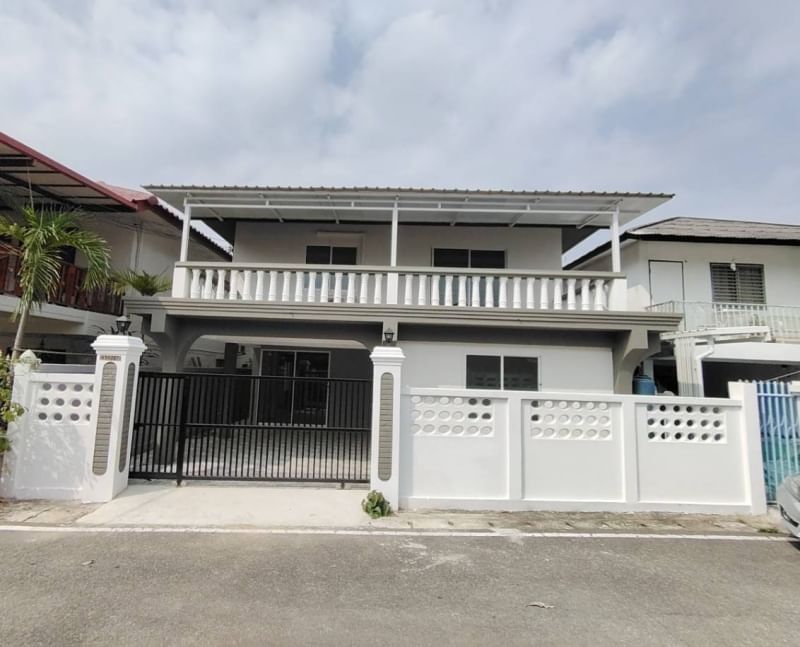 บ้านรีโนเวทใหม่ ใกล้ #กาดสามแยก เชียงใหม่ในราคาเพียง 2.49 ลบ. #ขายบ้านสองชั้น หลัง #โรงเรียนวัดสันทรายมูล#ราคาประเมินสูงมีทอนกว่าสามแสนบาทเนื้อที่ 36 ตรว.  4นอน 3น้ำ 1ครัว 1จอด 1โถง.พิกัดบ้าน ซอยบ้านสันทรายวิลเลท หมู่3 เทศบาลตำบลสันทรายหลวง ทางเข้าซอยเดียวกับ หมู่บ้านรินรดา สันทราย บ้านมือสองปรับปรุงใหม่ ขายถูก ห่างจาก เซ็ลทรัลเฟสติวัลเชียงใหม่ เพียง 3 กม.บ้านใกล้