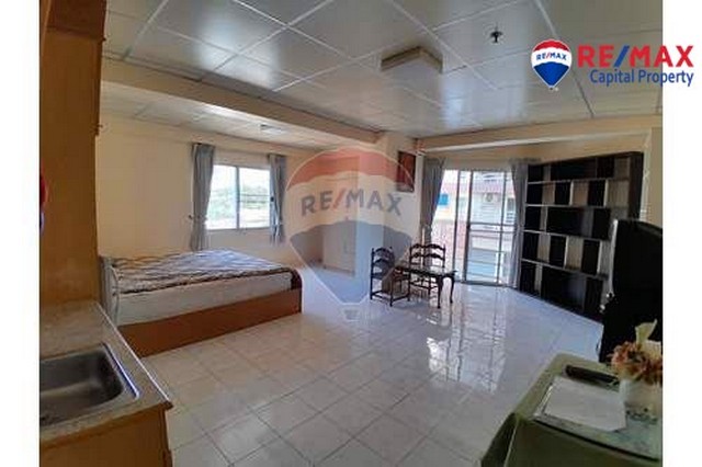 ขาย คอนโด ริมหาดจอมเทียน คอนโดมิเนียม (Jomtien Beach Condominium) ติดถนนจอมเทียนสาย 2 ห่างชายหาดจอมเทียน เพียง 400 เมตรเป็นตึกหลังตึกA2 ชั้น 2  ขนาดห้อง 43 ตร.ม เป็นห้องหัวมุมกว้าง มีระเบียบ บรรยกาศดี ลมพัดเย็นสบายตกแต่งเรียบร้อย ,มีตู้เย็น, โต๊ะทานข้าว , ที่จอดรถกว้างมาก, ระบบความปลอดภัยดีเยี่ยม  ,มีระบบ น้ำอุ่น.คุณสมบัติที่สำคัญ:✅ 1 ห้องนอน + 1 ห้องน้ำ,✅ 43 ตร.ม.✅ ตึก A2 ,2 Floor , ห้องมุม ,ห้องกว้�