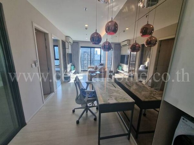 รหัสทรัพย์  4967คอนโดหรู ใจกลางกรุงเทพ Life Asoke MRT เพชรบุรี ใกล้ อโศกมนตรีที่ตั้ง ถนนอโศก-ดินแดง แขวงบางกะปิ เขตห้วยขวาง กรุงเทพมหานคร 10310รายละเอียดทรัพย์- คอนโดสูง 35 ชั้น, อยู่ชั้น 31, ขนาดพื้นที่ 55.16 ตารางเมตร- 2 ห้องนอน, 2 ห้องน้ำ- สภาพดีพร้อมอยู่ จะซื้อเพื่ออยู่อาศัย หรือ ปล่อยเช่าก็คุ้มสิ่งอำนวยความสะดวก- ระบบรักษาความปลอดภัย 24 ชั่วโมง, เจ้าหน้าที่รักษาปลอดภัย, กล้อง CCTV.- L