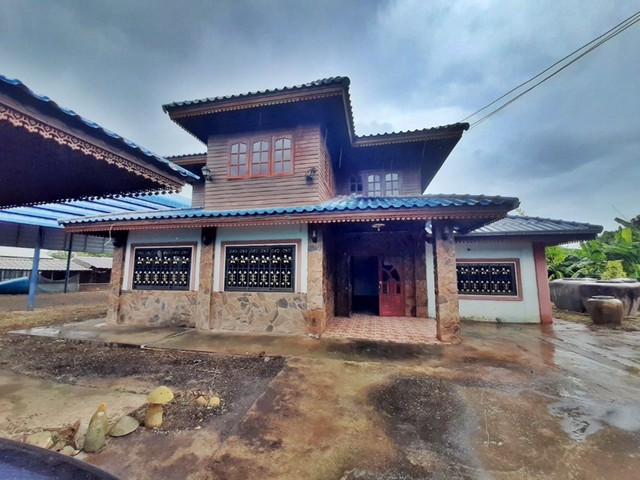  รายละเอียดเพิ่มเติม Code ID :  PAP1-0561  ราคาขาย  2,911,260  บาท- ขนาดพื้นที่ :  545 ตรว.  - พื้นที่ใช้สอย :  337.35 ตรม. - จำนวนห้อง :   3 ห้องนอน 2 ห้องน้ำ - ที่จอดรถ :   1 คัน- บ้านหันทางทิศ :  ใต้ พิกัดทรัพย์ :  https://maps.app.goo.gl/8TwjcpxBTarXFMjx7    สถานที่ใกล้เคียง- ใกล้  โรงเรียนบ้านนาหนองทุ่ม- ใกล้  โรงเรียนบ้านโนนหินแร่- ใกล้  วัดทรงศิลา- ใกล้  วัดพระธาตุหนองสามหมื่นสอบถามเพิ่มเติม/นัดชมโทร. 097-419-5982(พลอย)โทร. 096-932-4624(ออมสิน)Line : @panaya (ม