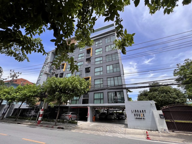   รายละเอียดเพิ่มเติม Code ID : BD 14866  ราคาขาย   1,995,000 บาท- พื้นที่ใช้สอย :   26.86- จำนวนห้อง :  1 ห้องนอน 1 ห้องน้ำ  - ชั้น : 8     - อาคาร : 1  พิกัดทรัพย์ : https://maps.app.goo.gl/pYbUJVp6sMFvUqzP7    สถานที่ใกล้เคียง- ใกล้วิทยาลัยพาณิชยการธนบุรี- ใกล้ โรงพยาบาลบางไผ่, - ใกล้เดอะมอลล์ ท่าพระ, โฮมโปร จรัญสนิทวงศ์- ใกล้สถานีรถไฟฟ้า MRT จรัญ 13, ตลาดนัด วัดหลัง สอบถามเพิ่มเติม/นัดชมโทร. 097-419-5982(พลอย)โทร. 096-932-4624(ออมสิน)Line : @panaya (มี@ด้านหน้า)�