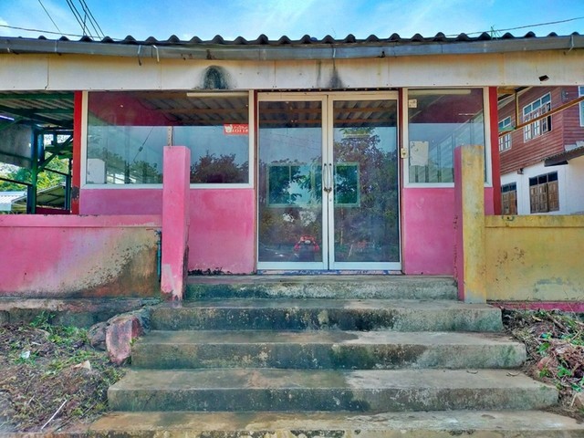   รายละเอียดเพิ่มเติม Code ID : PAP8-0555   ราคาขาย 1,090,000  บาท- ขนาดพื้นที่ :  92 ตรว.  - พื้นที่ใช้สอย :  212.25 ตรม. - จำนวนห้อง :  2 ห้องนอน 2 ห้องน้ำ  - ที่จอดรถ :   1 คัน- บ้านหันทางทิศ :  ตะวันออกเฉีบงเหนือ พิกัดทรัพย์ :  https://maps.app.goo.gl/3pUSfq3pQqo6VZqc6    สถานที่ใกล้เคียง- ใกล้  โรงเรียนบ้านสระห้วยยางอุปถัมภ์- ใกล้  วัดป่าบ้านสระ- ใกล้  วัดพระธาตุเกศแก้วจุฬามณี- ใกล้  โรงเรียนบ้านท่ามะไฟหวานสอบถามเพิ่มเติม/นัดชมโทร.