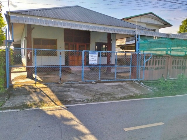   รายละเอียดเพิ่มเติม Code ID :  PAP8-0549  ราคาขาย  950,000  บาท- ขนาดพื้นที่ :   73 ตรว.- พื้นที่ใช้สอย : 186 ตรม.  - จำนวนห้อง :  2 ห้องนอน 2 ห้องน้ำ  - ที่จอดรถ :   1 คัน- บ้านหันทางทิศ :  ตะวันออก พิกัดทรัพย์ :  https://maps.app.goo.gl/TJm3C7sWo7PkvDNg9    สถานที่ใกล้เคียง- ใกล้  โลตัส ชุมแพ- ใกล้  โรงเรียนบ้านหนองโพนทอง- ใกล้  โรงพยาบาลชุมแพ- ใกล้  ถนนคนเดินชุมแพสอบถามเพิ่มเติม/นัดชมโทร. 097-419-5982(พลอย)โทร. 096-932-4624(ออมสิน)Line : @panaya (มี@ด้านหน้า)ปร