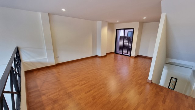 ให้เช่า ทาวน์โอม4ชั้น  ติดถนนบ้านกล้วย-ไทรน้อย  บางบัวทอง  20,000บาท