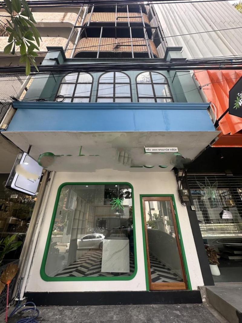 ให้เช่าอาคารพาณิชย์ 4 ชั้น(มีค่าเซ้ง) ซอยทองหล่อ ซ.10 เนื้อที่ 19 ตรว. 180 ตรม เหมาะทำเป็นคาเฟ่ สปา คลินิก ร้านอาหาร