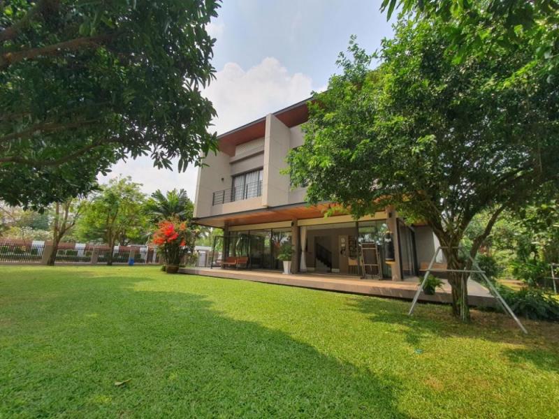 ขายบ้านเดี่ยว 2 ชั้น  บรรยากาศร่มรื่น ปลอดโปร่ง บ้านหันหน้าทิศใต้ ราคาเพียง 45 ล้านบาท (ค่าใช้จ่ายวันโอนคนละครึ่ง)** รายละเอียดบ้าน **- ขนาดที่ดิน 300.20 ตารางวา- พื้นที่ใช้สอยรวม 736 ตารางเมตร (พื้นที่ตัวบ้าน 496 ตารางเมตร)- 3 ห้องนอน 3 ห้องน้ำ- ห้องเอนกประสงค์ใหญ่ชั้นล่าง(เปลี่ยนเป็นห้องนอนหรือห้องทำงานได้)- ห้องโถงชั้นล่างและชั้นบน- ห้องอาหาร, ห้องครัว, ห้องแม่บ้าน, ห้องเก