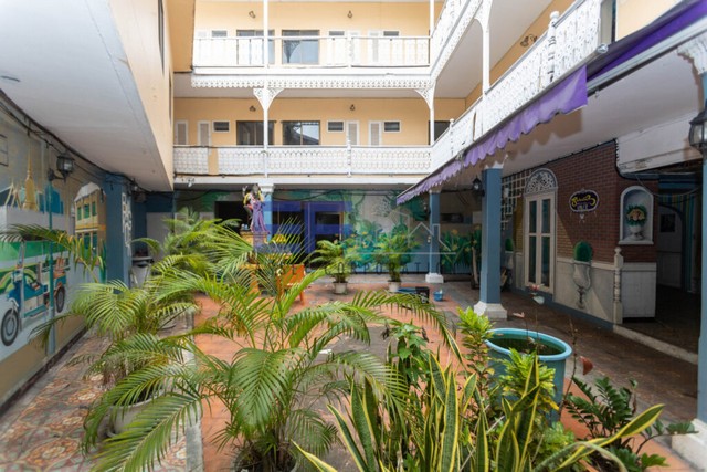 ให้เช่าโรงแรม ถนน ข้าวสาร ซอย ดำเนินการเหนือ กรุงเทพรหัสทรัพย์ : LA00255รายละเอียด- โรงแรม 4 ชั้น- ขนาด 19.35 x 31.61 เมตร ที่ดิน 54 ตารางวา พื้นที่ใช้สอย 2,446.6 ตารางเมตร- ชั้น 1 มีห้องพัก 28 ห้อง- ชั้น 2 มีห้องพัก 19 ห้อง- ชั้น 3 มีห้องพัก 19 ห้อง- มีห้องพักจำนวนรวม 66 ห้อง- ใจกลางแหล่งนักท่องเที่ยวถนนข้าวสาร- ทำเลคึกคัก- มีชั้นดาดฟ้าเหมาะทำrooftop- ซอย ดำเนินกลางเหนือทำเลใกล้เคียง- ห่างจากถนนราช