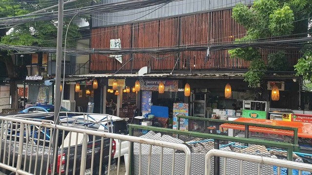 BS1307ให้เช่าอาคาร4คูหา ขนาด 300 ตรม.ติดถนนศรีนครินทร์ ใกล้พาราไดซ์พาร์ค เหมาะทำร้านอาหารค่าเช่า 35,000 บาทต่อเดือนติดต่อ : คุณพร 0938091444 (เบอร์นี้แอดไลน์ได้คะ),โทร 0939833259ID Line : henghengpaulaรหัสประกาศ BS1307BS1307ให้เช่าอาคาร 4 คูหา 3 ชั้น พื้นที่ใช้สอยรวม 300 ตรม.(ชั้นละ 100 ตรม.)จอดรถได้หลายคัน ชั้น 3 มีห้องพัก 5 ห้องนอนมีแอร์ 3 ห้องน้ำติดถนนศรีนครินทร์ ใกล้พาราไดซ์พาร์ค เหมาะทำร้านอาหาร คลินิก ออฟฟิ