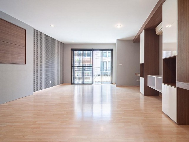 PB3867 ขายทาวน์โฮม 3 ชั้น โครงการ อารียา แมนดารีนา ซอยสุขุมวิท77 ใกล้ MRTศรีนุช BTSอ่อนนุช หน้าบ้านทิศเหนือ บ้านหลังมุม