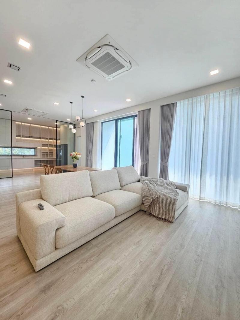 ????ปล่อยเช่าหมู่บ้าน VIVE กรุงเทพกรีฑา (Vive2) บ้านเดี่ยว 3 ชั้น มีลิฟท์ส่วนตัวหน้าบ้านหันทิศใต้ วิวหมู่บ้านนันทวัน หน้าบ้านไม่ติดใคร????ราคาเช่า 350,000 บาท/เดือนค่าประกัน 2 เดือน ล่วงหน้า 1 เดือนสัญญาขั้นต่ำ 1 ปี????รายละเอียด : พื้นที่ใช้สอย 421 ตร.ม. มี 4 ห้องนอน 5 ห้องน้ำ 1 ห้องแม่บ้านห้องน้ำแม่บ้าน , จอดรถได้ถึง 4 คัน ✅สิ่งอำนวยความสะดวก- มีลิฟท์ภายในบ้าน- เครื่องใช้ไฟฟ้า- ประตูรั