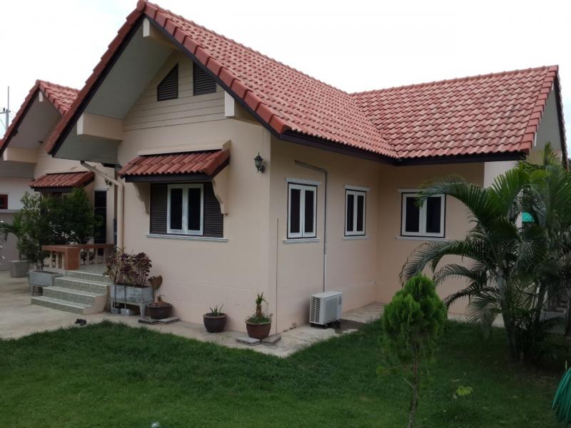 M6589ขายบ้านเดี่ยว ชั้นเดียว ตกแต่งพร้อมอยู่ ใกล้หาดหัวหินรายละเอียด-บ้านชั้นเดียว เนื้อที่  91.8 ตรว. พื้นที่ใช้สอยตัวบ้าน 148 ตรม.-2 ห้องนอน / 2 ห้องน้ำ แยกโซนเปียกแห้ง พร้อมเครื่องทำน้ำอุ่น-2 ห้องเก็บของ 1 x 3 ม.  ในบ้านและนอกตัวบ้าน-1 ห้องนั่งเล่น-ติดเหล็กดัดทั้งหลัง-ครัวบิ้วอิน เชื่อมถังแก้สนอกบ้าน-หลังคากันสาด โพลีคาร์บอนเนตหน้าบ้าน-หลังคาหลังบ้าน-พื้นที่ซักล้าง-แ