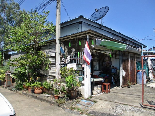 รายละเอียดเพิ่มเติมCode ID : PAP-4-0437 ราคาขาย     1,400,000 บาท- ขนาดพื้นที่ :  97 ตร.ว - พื้นที่ใช้สอย :   264.75 ตรม.- จำนวนห้อง :   - ห้องนอน - ห้องน้ำ - ที่จอดรถ :  1 คัน- บ้านพร้อมที่ดิน  :    1 ชั้น- บ้านพร้อมที่ดินหันทางทิศ : -พิกัดทรัพย์ :   https://maps.app.goo.gl/GnxoQfBjgE9GvoE77สถานที่ใกล้เคียง- ใกล้แม็คโคร อยุธยา- ใกล้โลตัส อยุธยา- ใกล้บิี๊กซี อยุธยา- ใกล้ไทวัสดุ อยุธยาสอบถามเพิ่มเติม/นัดชมโทร. 097-419-5982(พลอย)โทร. 096-932-4624(ออมสิน)Line : @panaya