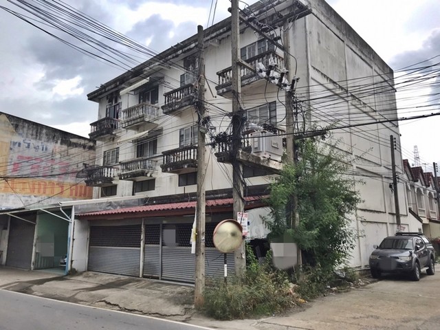 รายละเอียดเพิ่มเติมCode ID : PAP-6-0092 ราคาขาย     5,720,000 บาท- ขนาดพื้นที่ : 46.20 ตร.ว- พื้นที่ใช้สอย :  396 ตรม.- จำนวนห้อง :   - ห้องนอน - ห้องน้ำ - ที่จอดรถ :  1 คัน- บ้านเดี่ยว :   3 ชั้น- บ้านเดี่ยวหันทางทิศ : -พิกัดทรัพย์ :   https://maps.app.goo.gl/BjViPxe3irVwMyk39สถานที่ใกล้เคียง- ใกล้โลตัส บ้านฟ้าปิยรมย์ ลำลูกกา- ใกล้ไทวัสดุ สาขาลำลูกกา- ใกล้โฮมโปร ลำลูกกา- ใกล้ตลาดมั่งมีทรัพย์ มาร์เก็ตสอบถามเพิ่มเติม/นัดชมโทร. 097-419-5982(พลอ�