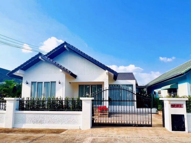 ขายด่วน - บ้านเดี่ยว 3 ห้องนอน ตกแต่งพร้อมเข้าอยู่ ซอยเขาน้อย น้ำไม่ท่วม  ซอยเขาน้อย พัทยา รหัส TTR1668- 3 ห้องนอน 2 ห้องน้ำ- ขนาดที่ดิน: 300 ตรม. (75 ตรว.)- ครัวยุโรป- เฟอร์นิเจอร์ครบพร้อมเข้าอยู่.- รปภ. ตลอด 24 ชั่วโมง- กรรมสิทธิ์ ชื่อไทย- ค่าโอนผู้ซื้อชำระ หมู่บ้านตั้งอยู่ในซอยเขาน้อย- อยู่ใกล้ถนนสายหลักไปกรุงเทพและระยอง- 3 นาทีถึงท็อปซุปเปอร์มาร์เก็ต- 5 นาทีถึงโรงเรียนนานาชาต