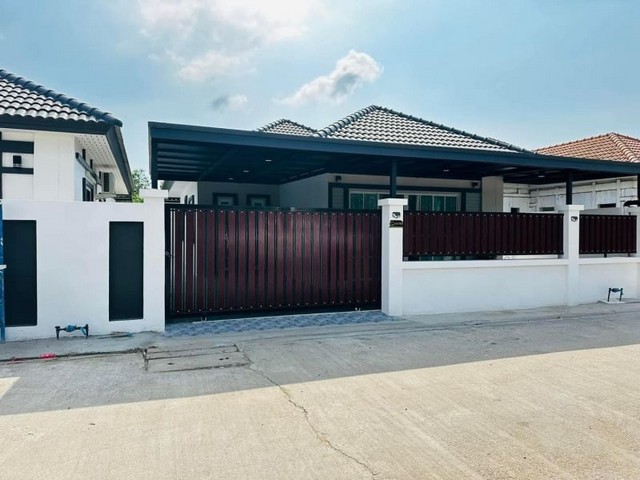 ขายบ้านเดียวชั้นเดียว สร้างใหม่ พร้อมเข้าอยู่ หมู่บ้านรัตนากรวิลเลจ 18 บางละมุง  ชลบุรี