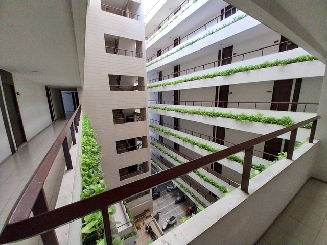   รายละเอียดเพิ่มเติม Code ID : CIMB 0112  ราคาขาย  1,771,750 บาท- พื้นที่ใช้สอย :   33.9- จำนวนห้อง :  1 ห้องนอน 1 ห้องน้ำ  - ชั้น : 3      - อาคาร : 1 พิกัดทรัพย์ : https://maps.app.goo.gl/jXquM9d9nUAvLfheA    สถานที่ใกล้เคียง- ใกล้ใกล้รถไฟฟ้า MRT ห้วยขวาง - ใกล้เซ็นทรัล พระราม 9 , ฟอร์จูน พระราม 9 - ใกล้บิ๊กซี เอ็กซ์ตร้า , The Street รัชดา- ใกล้เอสพลานาด รัชดา , รพ.พระราม 9 สอบถามเพิ่มเติม/นัดชมโทร. 097-419-5982(พลอย)โทร. 096-932-4624(ออมสิน)Line : @panaya (มี@ด้านหน้า)ปรึกษา�