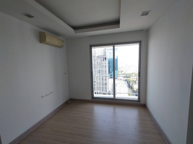  รายละเอียดเพิ่มเติม Code ID : CIMB 0098  ราคาขาย  2,790,000 บาท- พื้นที่ใช้สอย :   31.27- จำนวนห้อง :    1 ห้องนอน 1 ห้องน้ำ - ชั้นที่ :  29- อาคาร : 1 พิกัดทรัพย์ : https://maps.app.goo.gl/dEn3TR6zCrhW2KRT9    สถานที่ใกล้เคียง- ใกล้ตึกชาญอิสระ 2 , โรงพยาบาลกรุงเทพ- ใกล้ท่าเรือซอยทองหล่อ , สำนักงานเขตทองหล่อ - ใกล้ สถานีตำรวจทองหล่อ , เจ อเวนิว- ใกล้มาร์เก็ตเพลส ทองหล่อ , เอ็มโพเรี่ยม สอบถามเพิ่มเติม/นัดชมโทร. 097-419-5982(พลอย)โทร. 096-932-4624(ออมส�