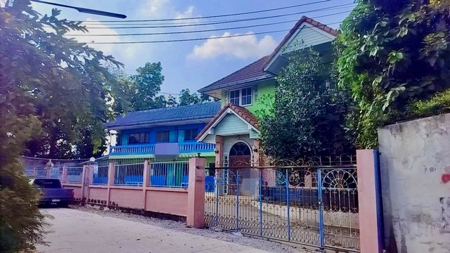 รายละเอียดเพิ่มเติมCode ID : PAP-ZA_192 ราคาขาย       4,700,000 บาท- ขนาดพื้นที่ :   149 ตร.ว (1 งาน / 49 ตร.ว) - พื้นที่ใช้สอย :   592.50 ตรม.- จำนวนห้อง : - ห้องนอน - ห้องน้ำ- ที่จอดรถ :  1-2 คัน- บ้านพร้อมที่ดิน  :   2 ชั้น- บ้านพร้อมที่ดินหันทางทิศ : -พิกัดทรัพย์ :   https://maps.app.goo.gl/jHGJNXFgL9EVCJWE7สถานที่ใกล้เคียง- ใกล้ตลาดนัดวัดเสด็จ- ใกล้แม็คโคร ปทุมธานี- ใกล้โลตัส ปทุมธานี- ใกล้บุญถาวร สาขารังสิตสอบถามเพิ่มเติม/นัดชมโทร. 097-419-5982(พลอ