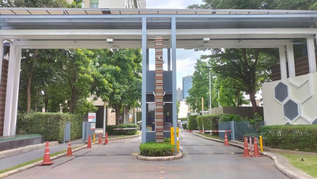   รายละเอียดเพิ่มเติม Code ID : CIMB 0172  ราคาขาย  2,501,452 บาท- พื้นที่ใช้สอย :   30.08 ต.ร.ม.- จำนวนห้อง :  1 ห้องนอน 1 ห้องน้ำ  - ชั้น : 24      - อาคาร : A พิกัดทรัพย์ : https://maps.app.goo.gl/wCesdzJevis9S57y5    สถานที่ใกล้เคียง- ใกล้ห้างสรรพสินค้าฟอร์จูนทาวน์ ห่างจากคอนโด 1.7- ใกล้กิโลเมตร,เซ็นทรัลพลาซา แกรนด์ พระราม 9 1.7 - ใกล้ศูนย์การค้าโอโซโน 2 กิโลเมตร (ขับรถ 15 นาที),- ใกล้ยูเอฟเอ็มฟูจิซุปเปอร์ 2.3 กิโลเมตร (ขับรถ 15 นาที),ศูนย์การค้�