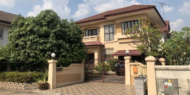 รายละเอียดเพิ่มเติมCode ID : PAP-5-0201  ราคาขาย       4,400,000 บาท- ขนาดพื้นที่ :   71 ตร.ว - พื้นที่ใช้สอย :   200 ตรม.- จำนวนห้อง : - ห้องนอน - ห้องน้ำ- ที่จอดรถ :  1-2 คัน- บ้านเดี่ยว :   2 ชั้น- บ้านเดี่ยวหันทางทิศ : -พิกัดทรัพย์ :     https://maps.app.goo.gl/eKink26UeBNoiaZv9สถานที่ใกล้เคียง- ใกล้ตลาดนานาเจริญ- ใกล้มาร์เก็ตวิลเลจ รังสิต- ใกล้ตลาด ดีดี มาร์เช่- ใกล้โลตัส รังสิต-นครนายก คลอง 4สอบถามเพิ่มเติม/นัดชมโทร. 097-419-5982(พลอย)โทร. 096-932-4624