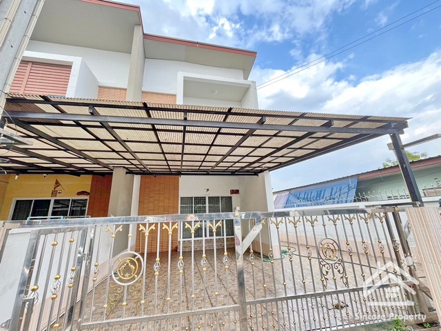 ถูกที่สุด เดอะวิลเลต บ้านสวน ซอย 9 หลังมุม พื้นที่กว้างมาก ต่อเติมพร้อมอยู่-----ขาย บ้านเดอะวิลเลจ ชลบุรี (The Villette) เดินทางสะดวกใกล้ตลาดสดและห้างสรรพสินค้าบรรไดทำจากไม้สักแข็งแรกมาก  รั้วและเหล็กดัด ทำจากสแตนเลส 304 กันสนิม ติดผ้าม่านแล้วพื้นที่ 36.3 ตร.ว. 2 ห้องนอน 2 ห้องน้ำ ต่อเติมครัวและปูกระเบื้องลานจอดรถแล้ว-----ที่ตั้ง : ถนนบ้านสวน ซอย 9 ต.บ้านสวน อ.เมืองชลบุรี จ.ชลบุ