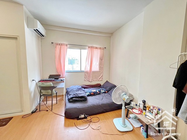 ให้เช่า ลุมพินี คอนโดทาวน์ ชลบุรี - สุขุมวิท บ้านสวน ห้องใหญ่ 21.6 ตารางเมตร ใกล้ 7-11( Lumpini Condo Town Chonburi - Sukhumvit )-----ที่ตั้ง : ถนนชลบุรี-สุขุมวิท (เข้า-ออก ซอยเพชรบ้านสวน 16,18) อำเภอเมืองชลบุรี ชลบุรี 20000-----สถานที่ใกล้เคียง- โรงเรียนบ้านสวน (จั่นอนุสรณ์) , เซ็นทรัลพลาซ่า ชลบุรี , โรงพยาบาลชลบุรี , ศาลากลางจังหวัดชลบุรี------ 21.6 ตร.ม. ชั้น 1 อาคาร B1เฟอร์นิเจอร์และเครื่องใช้ไฟฟ้า- เตียงนอน, โต๊ะเขี