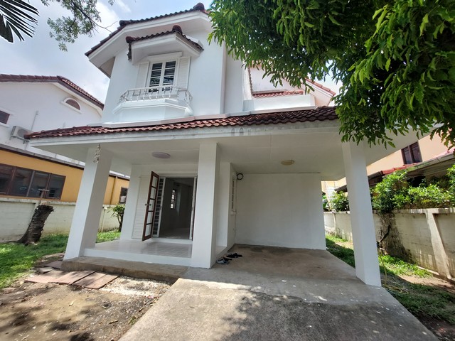 ให้เช่า บ้านเดี่ยว2ชั้น 56ตรว.  มี3ห้องนอน  2ห้องน้ำ ห้องรับแขก+ห้องครัว แอร์4เครื่อง พร้อมเฟอร์นิเจอร์บิวท์อินทุกห้อง และตู้เสื้อผ้าบิวท์อินทุกห้อง จอดรถในบ้านได้2คัน  อยู่ถ.รามคำแหง150 โครงการธารารมณ์ -เดินทางสะดวก ใกล้โรงเรียนเตรียมอุดมฯ โรงเรียนนานาชาติฯ, โลตัส บิ๊กซีบางกะปิ, The mallบางกะปิ ใกล้,รพ.เกษมราษฎร์ **อนุญาตให้เลี้ยงสัตว์/ทำออฟฟิศได้** ให้เช่าเดือนละ 17,000