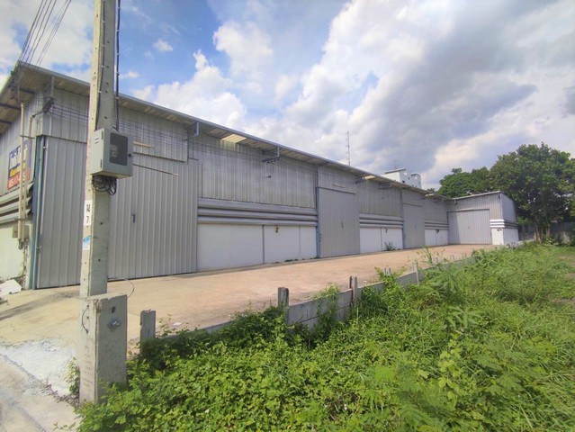 โกดังให้เช่าศรีสมาน 180 ตร.ม.  อ.ปากเกร็ด จ.นนทบุรี ตั้งอยู่ในซอยศรีสมาน 4 ใกล้สวนสมเด็จพระศรีนครินทร์