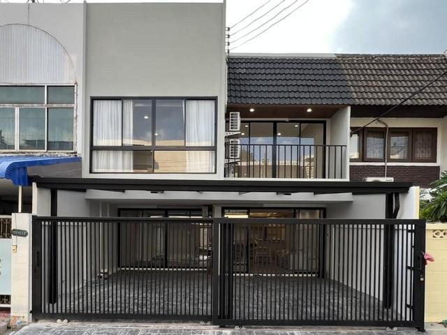 HR1503ให้เช่าทาวเฮ้าส์ 2 ชั้น ซอยปรีดีพนมยงค์ 41 ใกล้ BTS พระโขนง รีโนเวทใหม่ พร้อมออนเซ็นส่วนตัวเช่า 120,000 บาท/เดือน สัญญา 1 ปี ราคาขาย 17.9 ล้านบาทติดต่อ : คุณพร 0938091444 (เบอร์นี้แอดไลน์ได้คะ),โทร 0939833259ID Line : henghengpaulaรหัสประกาศ HR1503ให้เช่าทาวเฮ้าส์ 2 ชั้น ซอยปรีดีพนมยงค์ 41 ใกล้ BTS พระโขนง รีโนเวทใหม่ พร้อมออนเซ็นส่วนตัว- พื้นที่ใช้สอย 200 ตร.ม.- 4 ห้องนอน 1 ห้องเอนกประสงค์ (เป็นห้องนอนที่ 5 ได้)- 3 ห้