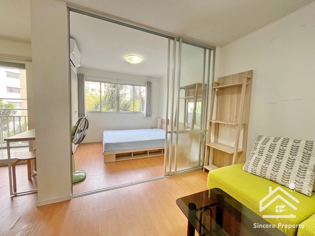 ให้เช่า ลุมพินี คอนโดทาวน์ ชลบุรี - สุขุมวิท บ้านสวน ห้องใหญ่ 26.4 ตารางเมตร( Lumpini Condo Town Chonburi - Sukhumvit )-----ที่ตั้ง : ถนนชลบุรี-สุขุมวิท (เข้า-ออก ซอยเพชรบ้านสวน 16,18) อำเภอเมืองชลบุรี ชลบุรี 20000-----สถานที่ใกล้เคียง- โรงเรียนบ้านสวน (จั่นอนุสรณ์) , เซ็นทรัลพลาซ่า ชลบุรี , โรงพยาบาลชลบุรี , ศาลากลางจังหวัดชลบุรี------ 26.4 ตร.ม. ชั้น 3 อาคาร C3 เฟอร์นิเจอร์และเครื่องใช้ไฟฟ้า- เตียงนอน, โซฟา, ตู้เสื้อ