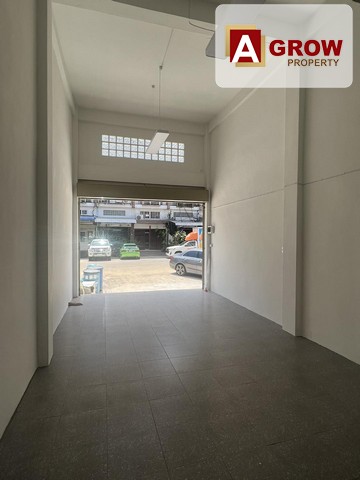 หมู่บ้าน เอส เค เอกชัย 76  อาคารพาณิชย์ 2 คูหา หน้าตึกทิศตะวันตกเฉียงใต้