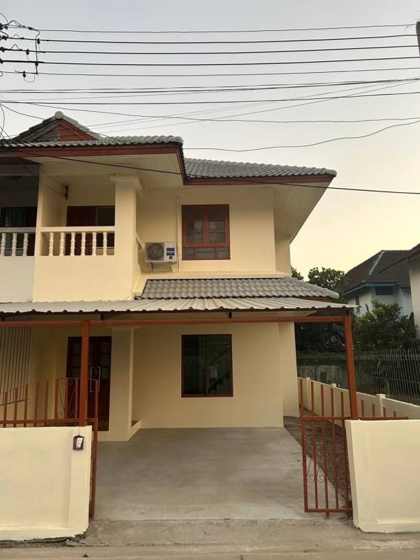 โซนสันทราย ขาย 1.88 ล้าน 29.3 ตรว. บ้านแฝด 2 ชั้น รีโนเวทใหม่ทั้งหลัง ตั้งอยู่ในย่านเศรษฐกิจ แหล่งนักศึกษา ติดถนนใหญ่ ห่างเพียง 200 เมตร